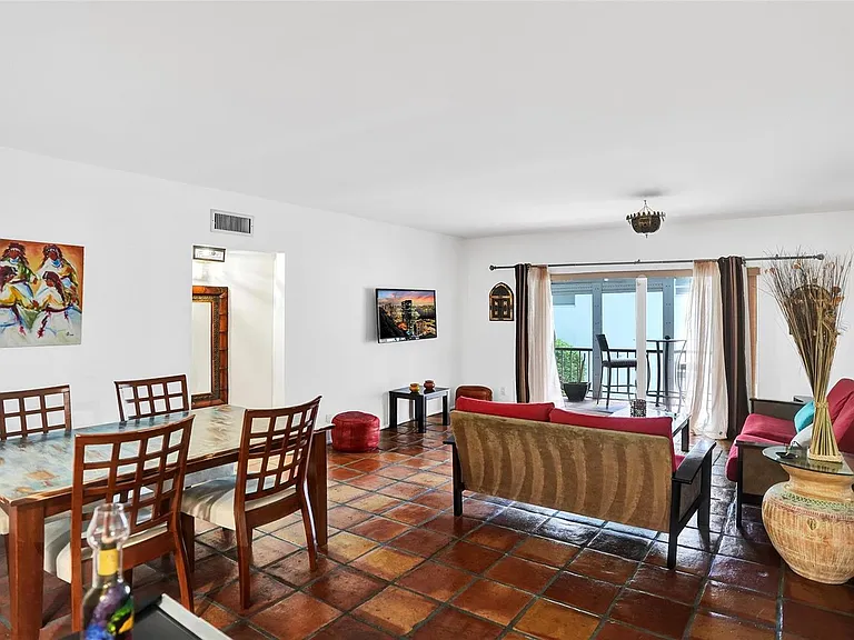 1212 SE 2nd Ct #201 — Photo 9