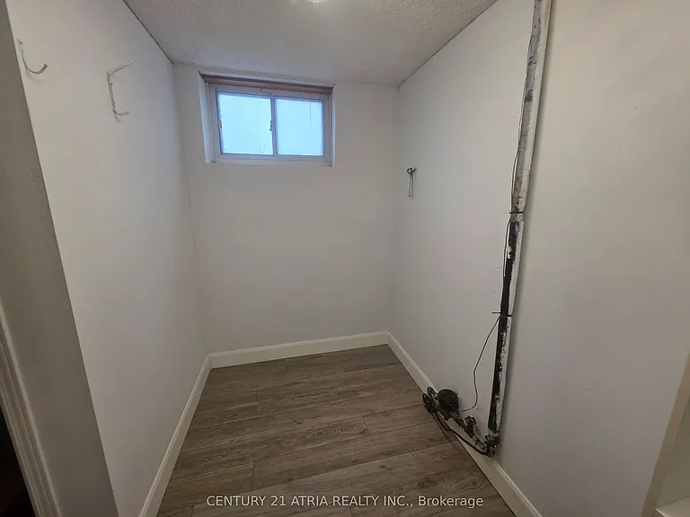 21 Meadowview Ave #LOWER — Photo 11