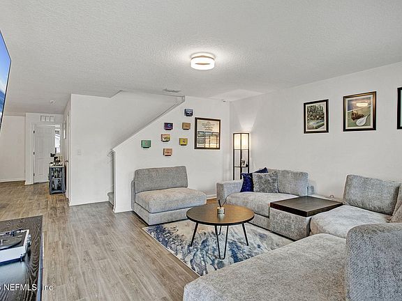 4th image of 7802 COCOA Avenue