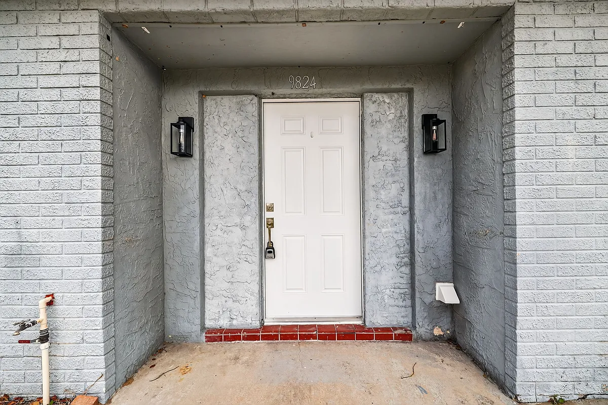Building Photo - 9824 Pocono St #9824