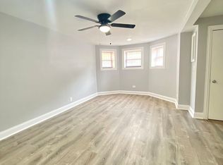 908 W Montrose Ave, Chicago, IL 60613