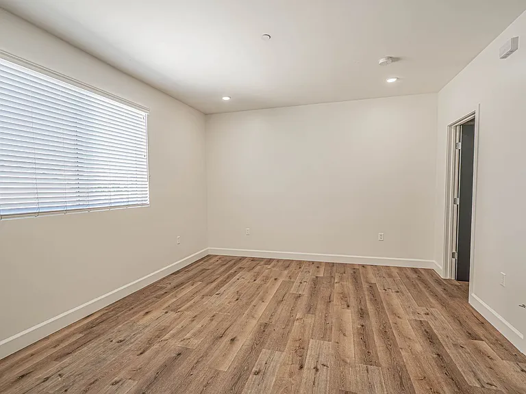 14550 Burbank Blvd #102 — Photo 9