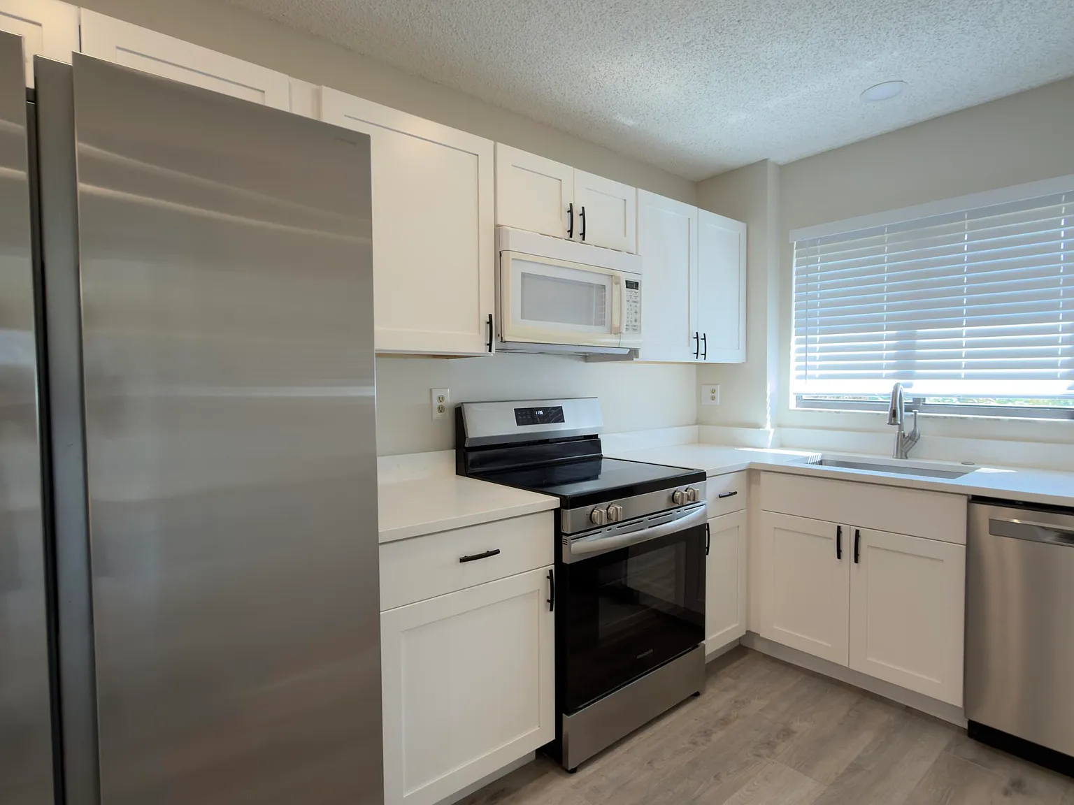 3 bed, 2.5 bath, 1640 sqft, $3,200 — Photo 3