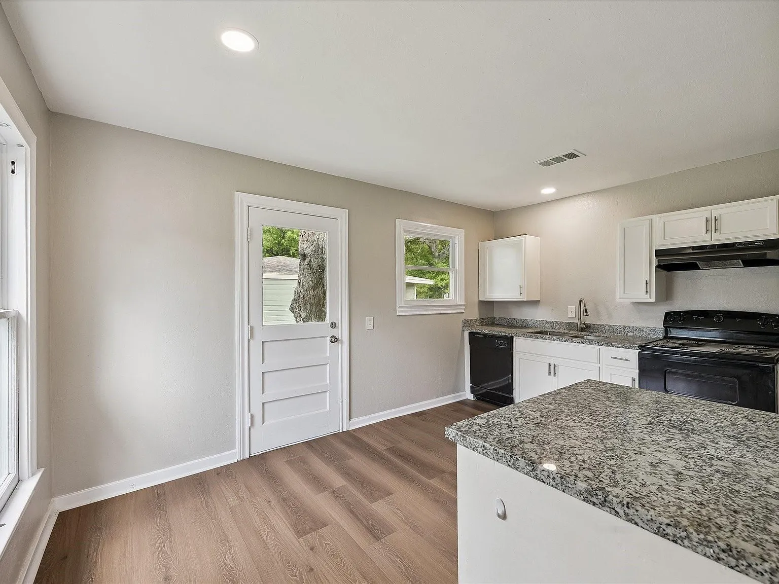 4 bed, 1.0 bath, 1262 sqft, $1,595 — Photo 4