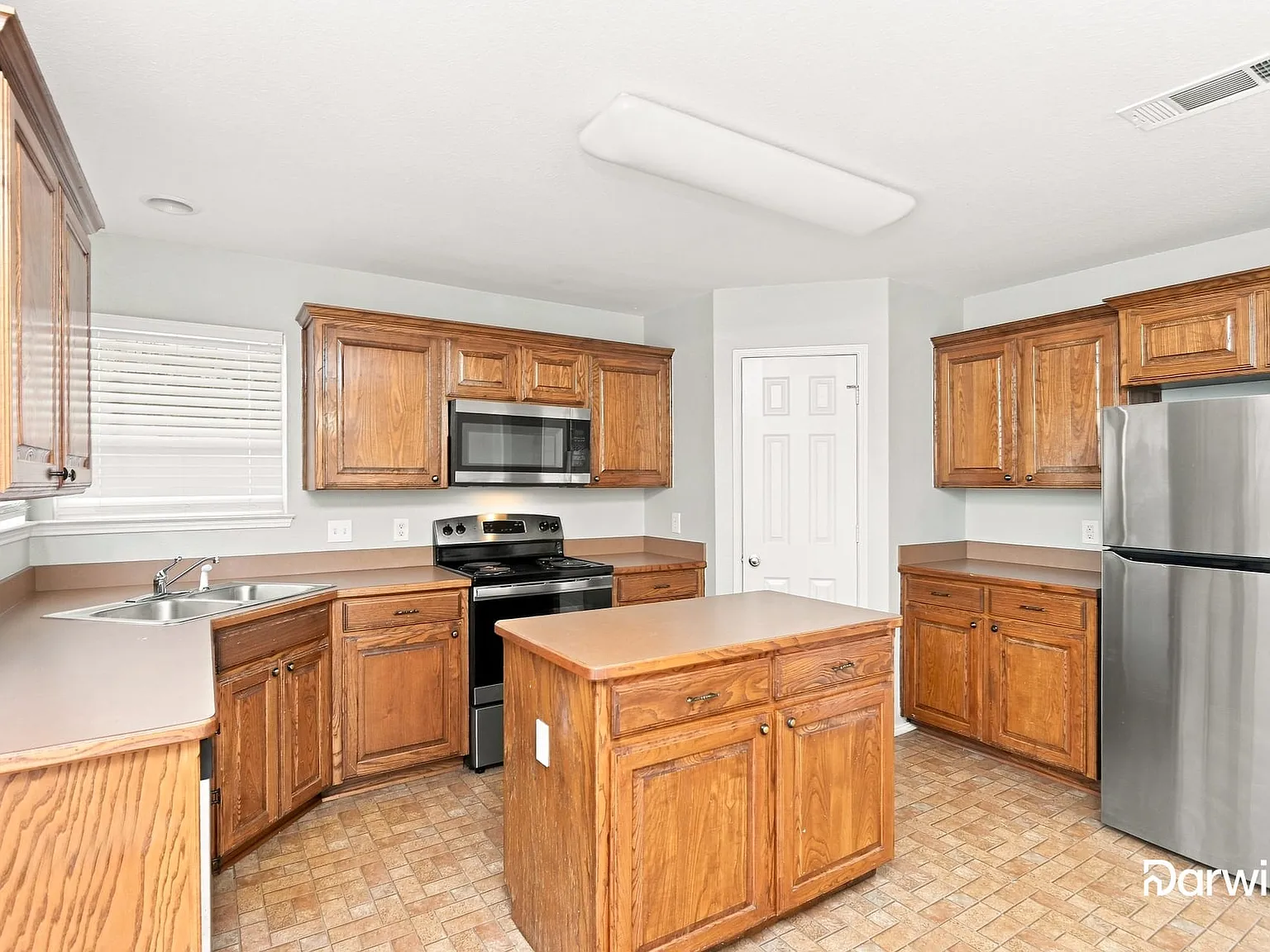 4 bed, 2.0 bath, 2116 sqft, $2,465 — Photo 2