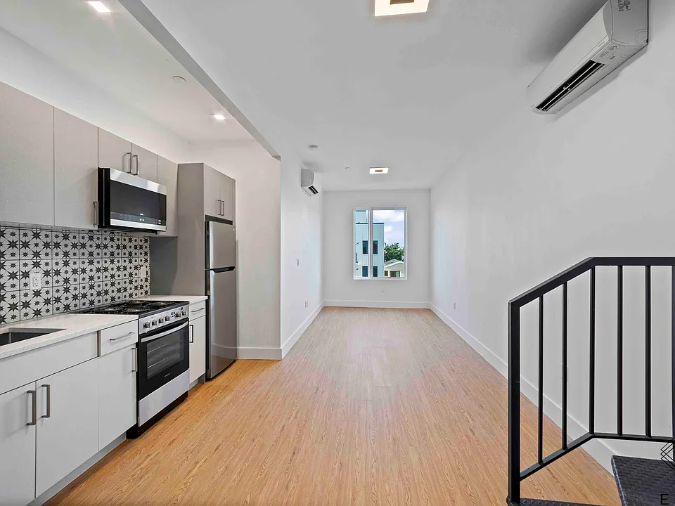 156 Erasmus St #4L