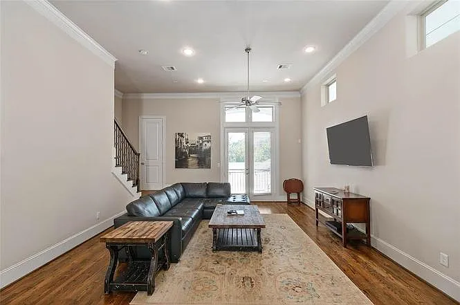 1131 W 21st St — Photo 13
