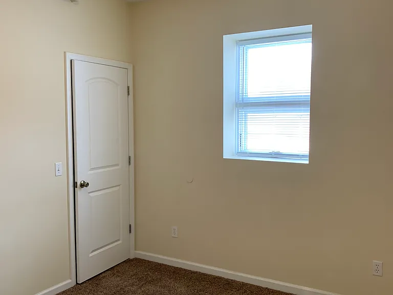 1095 E Main St — Photo 5