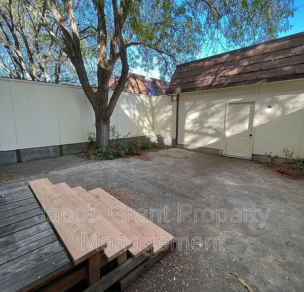 735 Whittier St — Photo 9