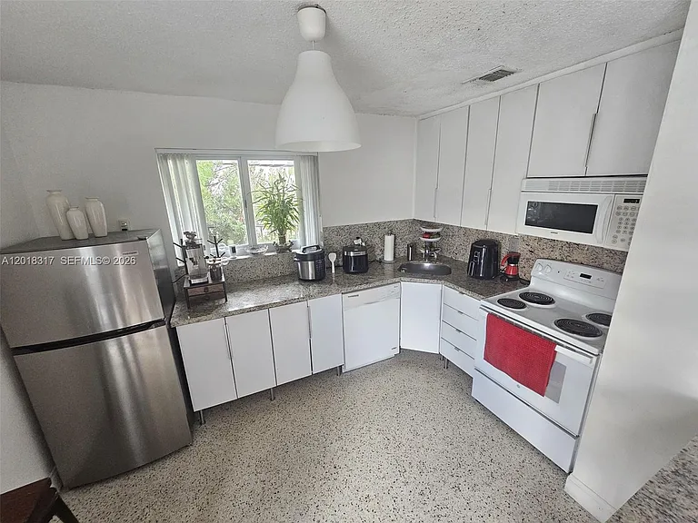 1241 NW 6th St #6 — Photo 7