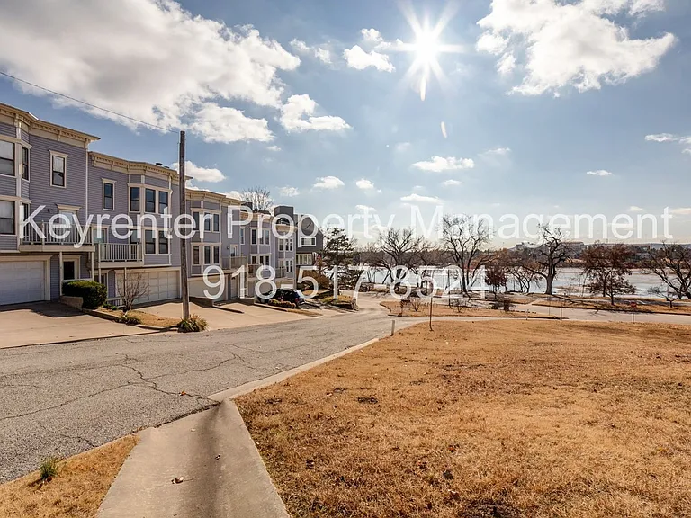 1303 S Lawton Ave #E — Photo 29