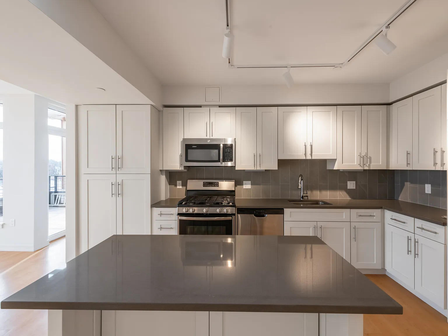 2 bed, 2.0 bath, 1121 sqft, $4,500 — Photo 2
