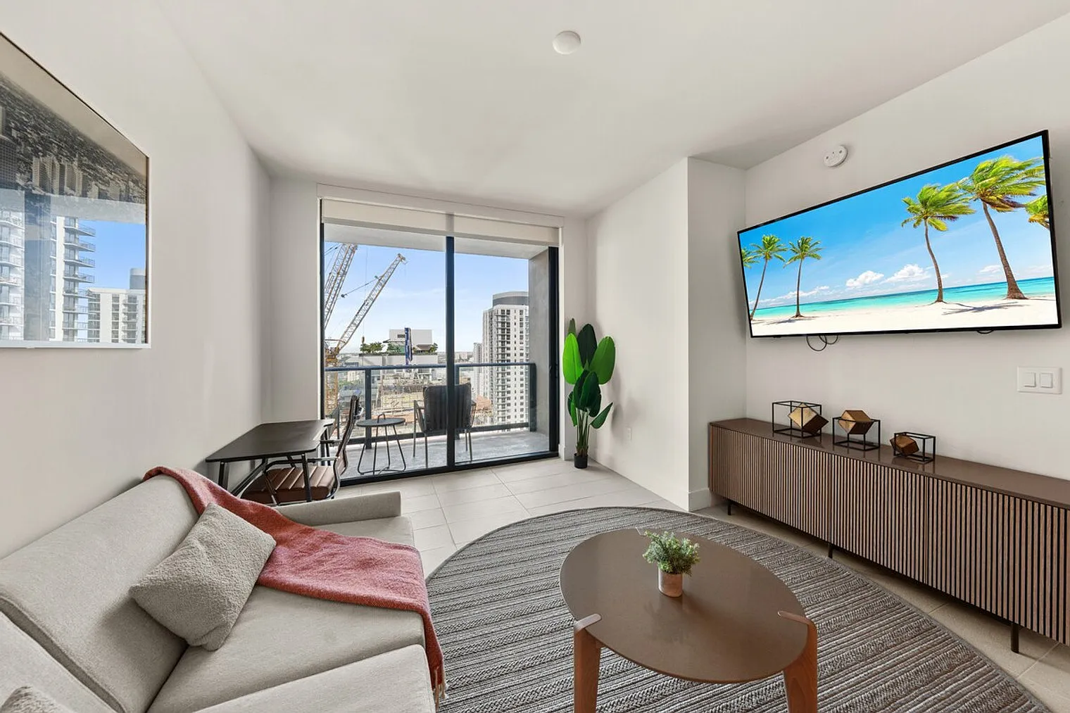 1 bed, 1.0 bath, 645 sqft, $4,121 — Photo 3