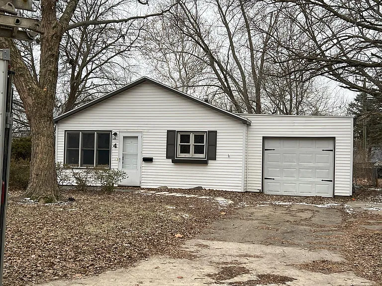 4 Squire Ct — Photo 1