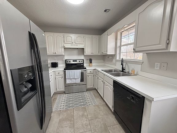 3rd image of 909 Durham Pl Unit B