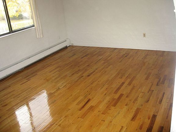 Large Bedrooms w/Hardwood