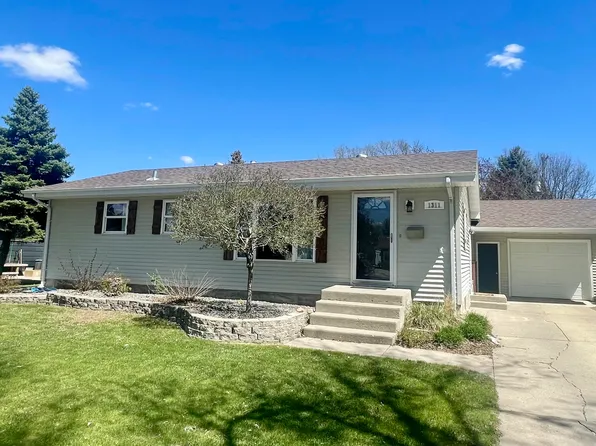1311 S 6th St, Aberdeen, SD 57401