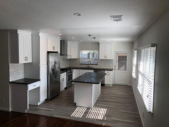 Kitchen with large island