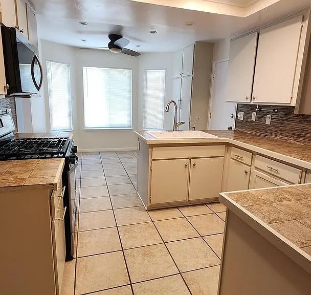 2529 Christine St — Photo 8