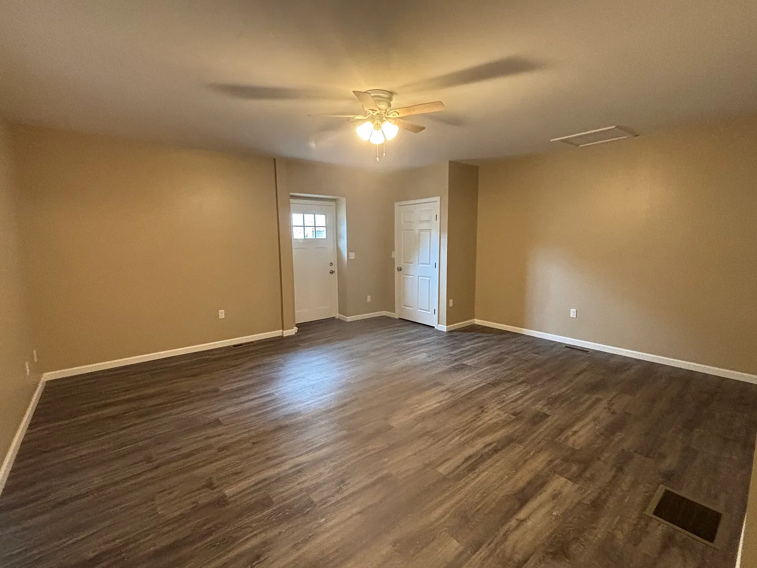 2 bed, 900 sqft, $1,600 — Photo 2