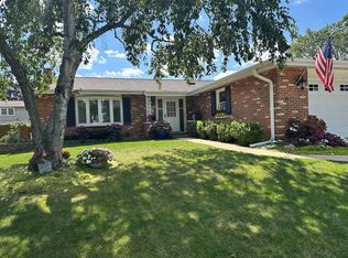 1819 W Thornwood Ln, Mount Prospect, IL 60056