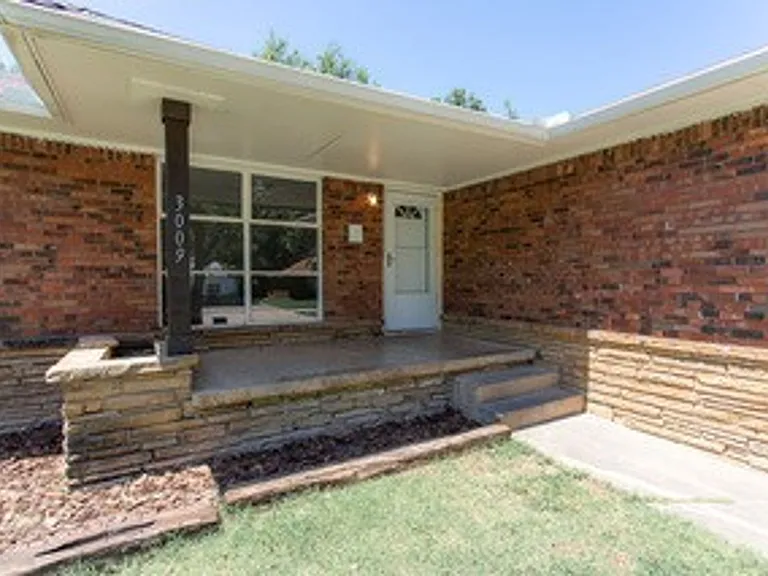 3009 N Vermont Ave — Photo 1