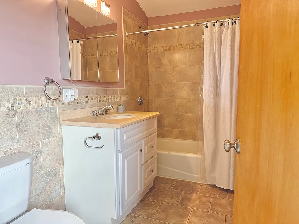 Bathroom with tiled tub/shower
