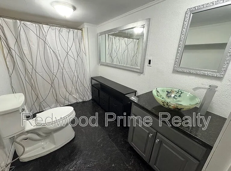 401 S Center St — Photo 16