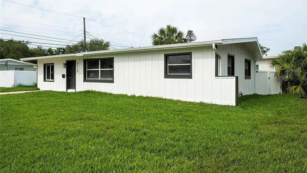 3 bed, 1.0 bath, 1200 sqft, $2,500 — Photo 1