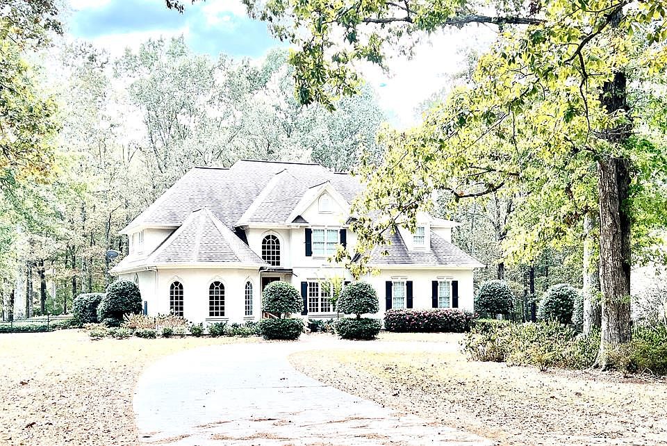 1st image of 203 Oak Hill Dr NE