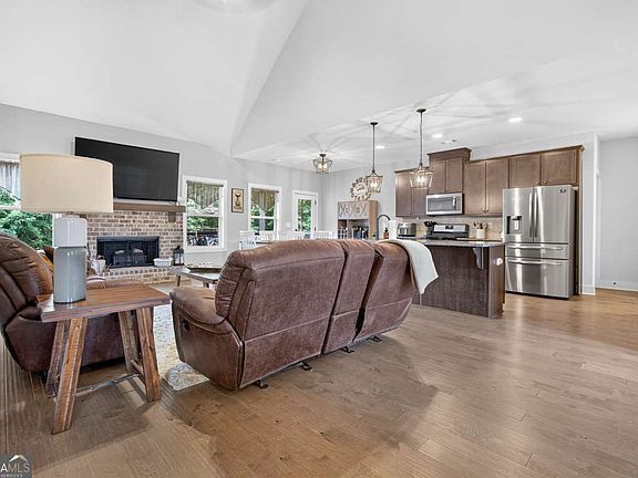 3rd image of 1215 Shiva Blvd