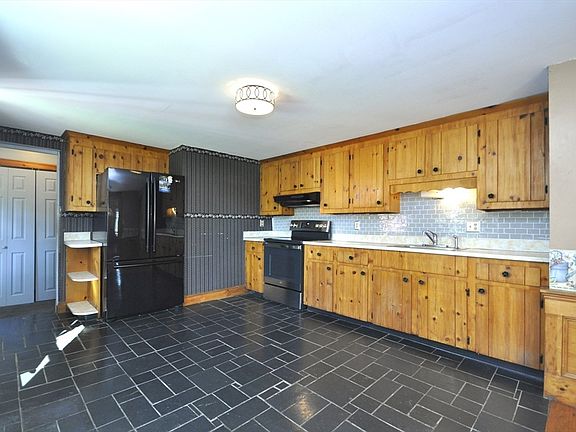 5th image of 466 Summer St