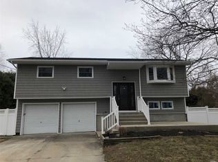 66 Les St, Bay Shore, NY 11706