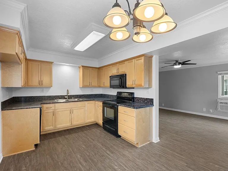Four Seasons Apartments — Photo 21