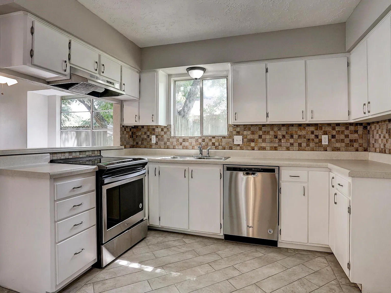 3 bed, 2.0 bath, 1600 sqft, $2,000 — Photo 4