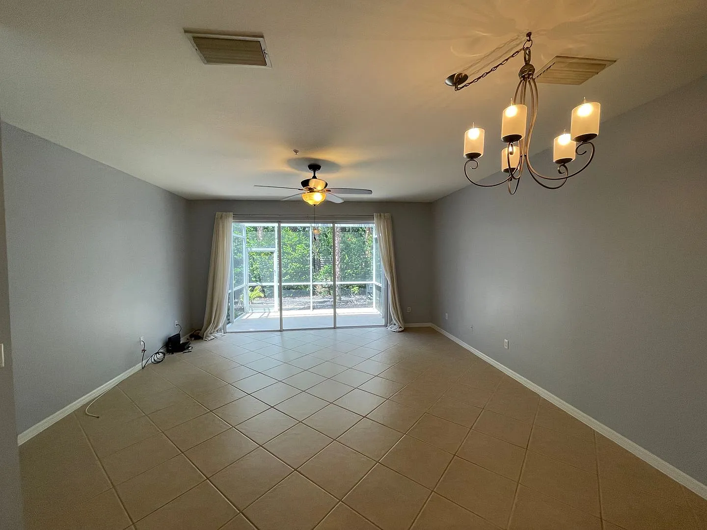Annual Rental - 3 Bed/ 2.5 Bath Townhouse With 1 Car Garage At Milano — Photo 4