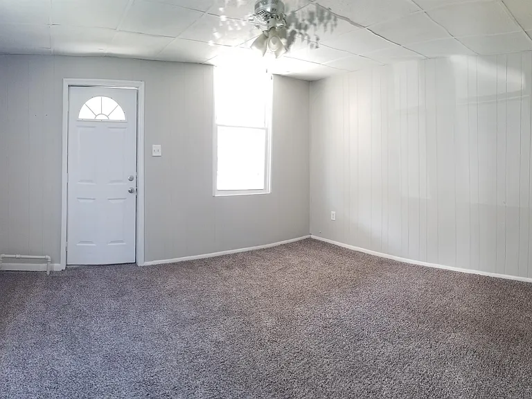 923 4th Ave — Photo 9