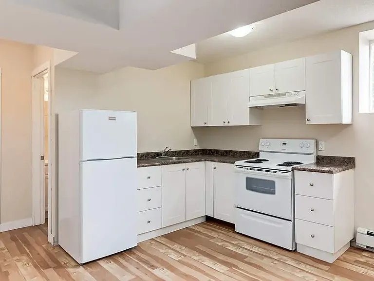 510 Robert St E — Photo 28