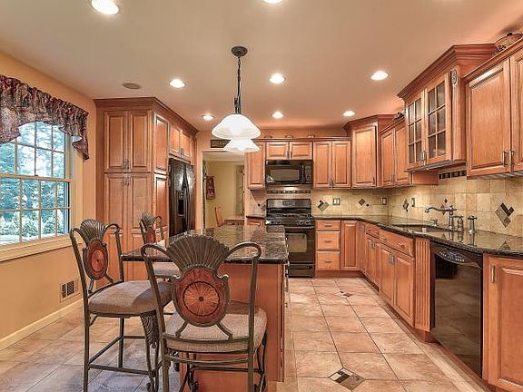 3rd image of 12 Kingsley Dr