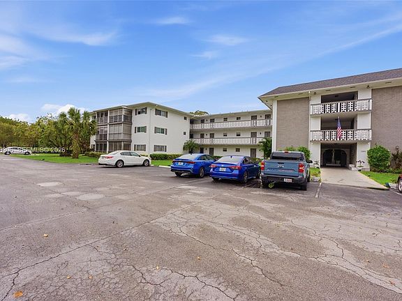 3rd image of 1201 Hillcrest Ct APT 209