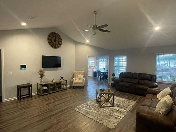 5th image of 564 Pinehurst Dr