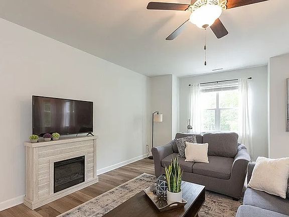 3rd image of 1381 Regents Ln