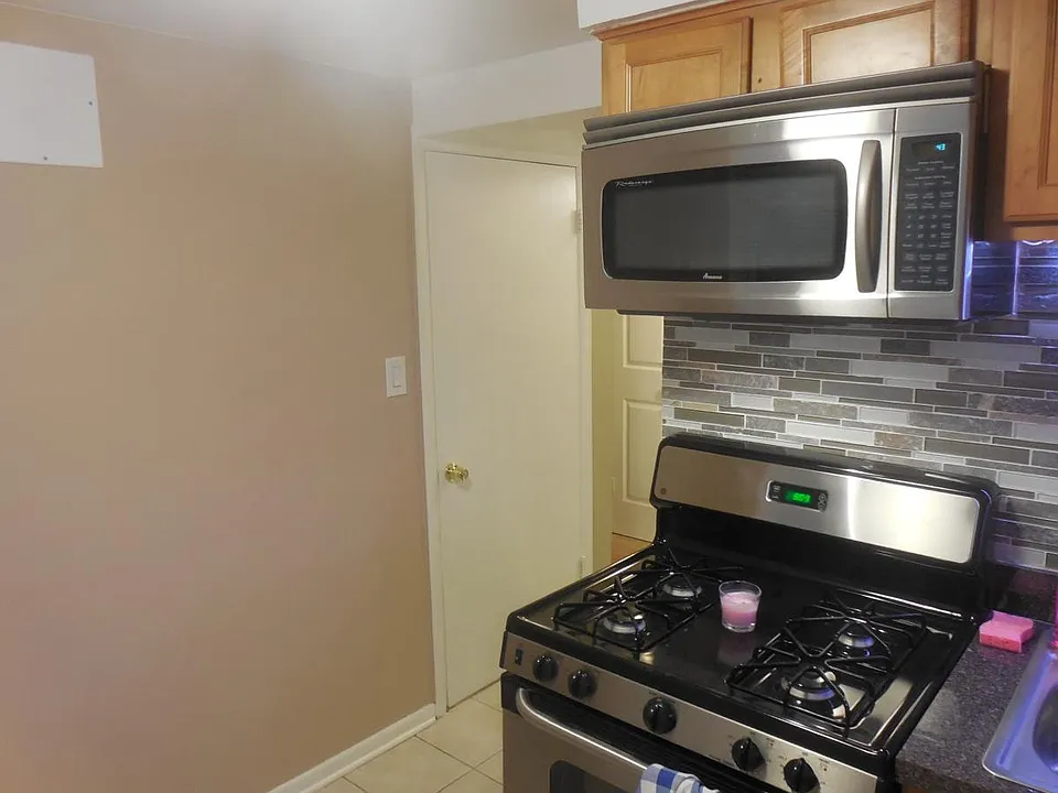 Kitchen w / microwave