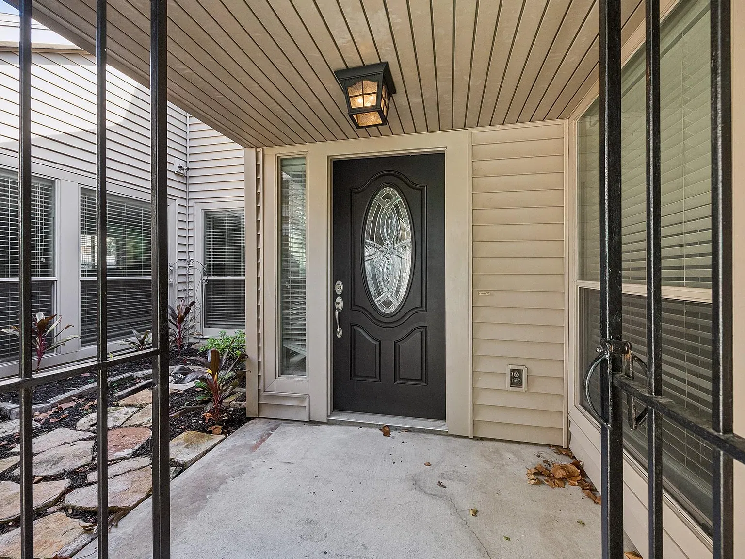 4 bed, 2.0 bath, 2069 sqft, $2,300 — Photo 2