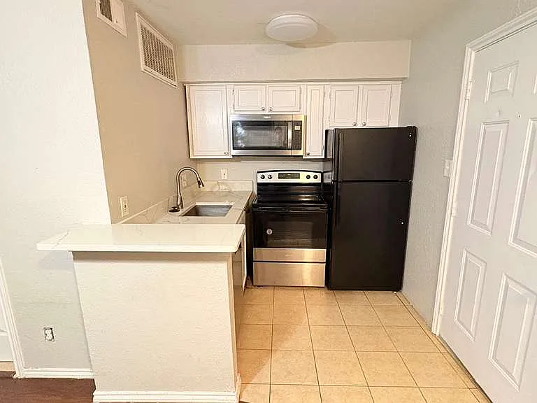 9821 Walnut St #304 — Photo 3