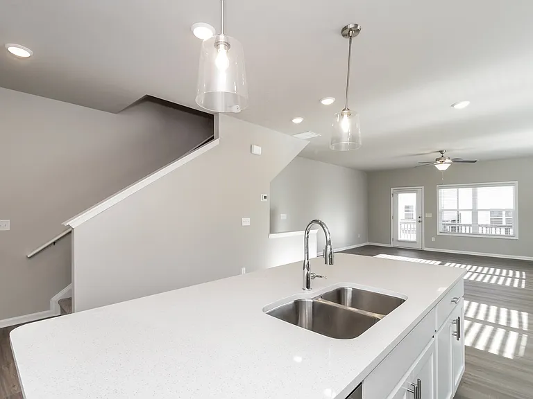 552 Elliston Pl — Photo 6