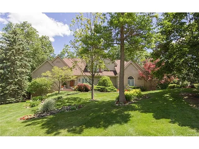 1050 Woodvale Ct photo 1