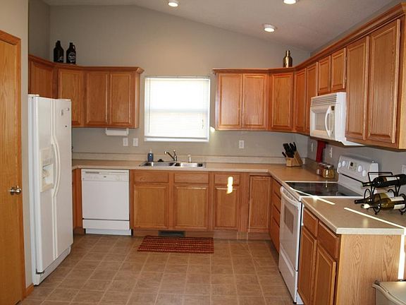 4th image of 1635 Deerfield Dr W