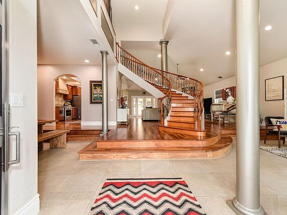 3rd image of 2415 Saint Andrews Dr
