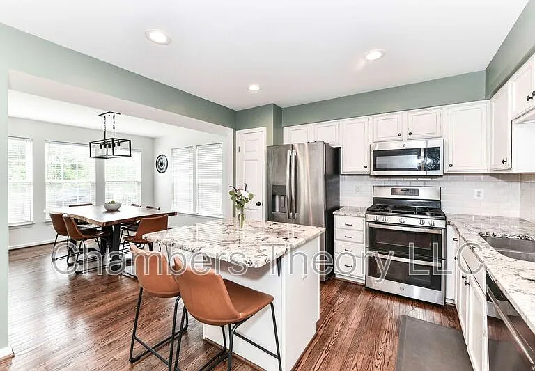 235 Shirley Sq SE — Photo 4